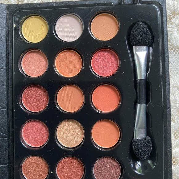 New 2 Sets Micro Travel Eyeshadow Pallets LA Color - Picture 6 of 8